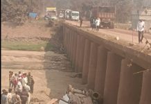 दीना नदीत कार कोसळून दोघे ठार, तिघे जखमी -अंत्यविधी आटोपून घरी जाताना भीषण अपघात